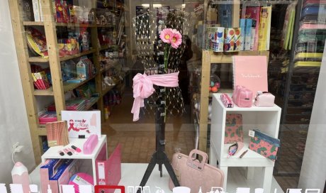 MAXI FOLIO à CRAPONNE SUR ARZON vitrine dédiée à la lutte contre le cancer du sein - OCTOBRE ROSE