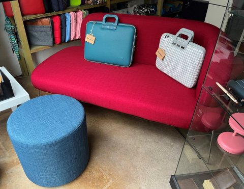 MAXI FOLIO ACTIVITE DE MOBILIER DE BUREAU ET ESPACE DE DETENTE - COWORKING A LA PUY EN VELAY