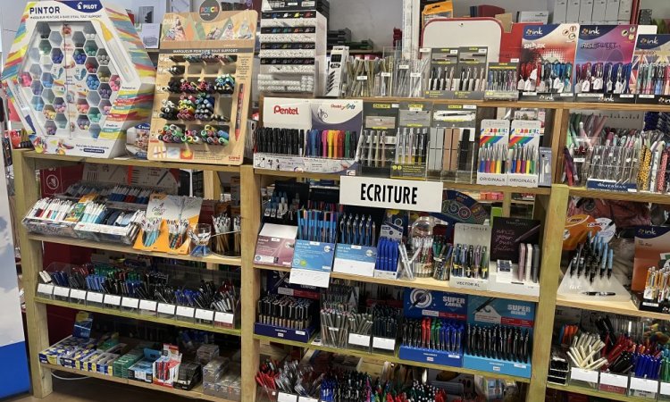 vente de stylos encre, plume, roller, frixion, pour gaucher et droitier chez MAXI FOLIO à Craponne sur Arzon