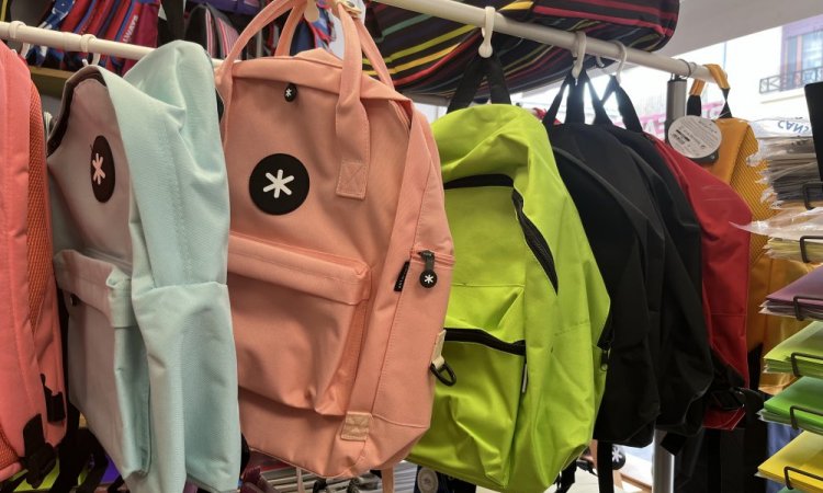 Vente de cartables TOTTO, LILILOU, POIVRE BLANC, TANN'S, POIDS PLUME, ÉCO-RESPONSABLE, sacs à dos EASTPAK, OFFSHORE, ANTARTIK, TOTTO à AMBERT