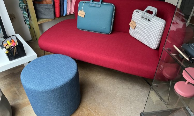 POUF D'APPOINT D'UN TRES BEAU BLEU POUR SALLE D'ATTENTE - ACCUEIL - BUREAU CHEZ MAXI FOLIO CRAPONNE SUR ARZON