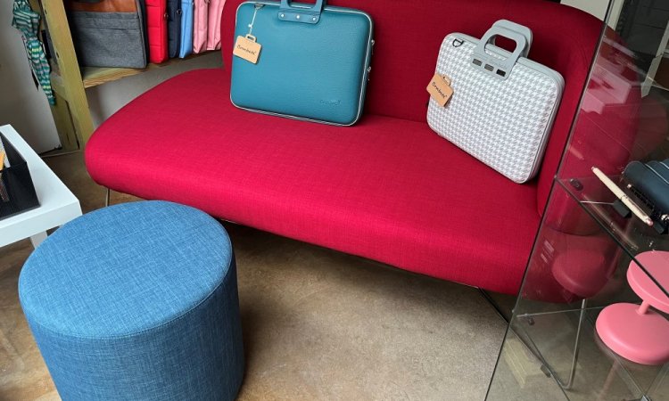 BANQUETTE 2 PLACES, FORME EN L, COLORIS ROUGE POUR ESPACE DE DETENTE ET COWORKING - MAXI FOLIO CRAPONNE SUR ARZON